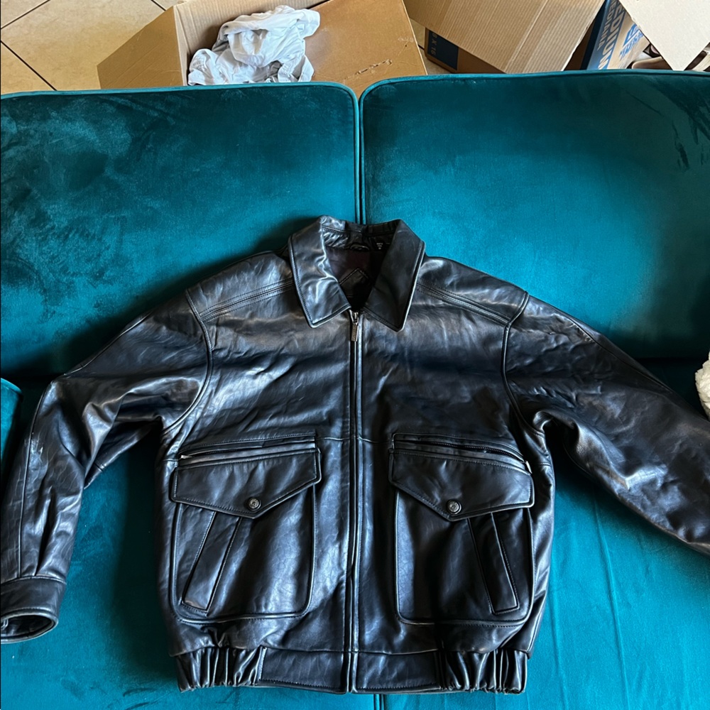 Round tree and yorke size M leather jacket.